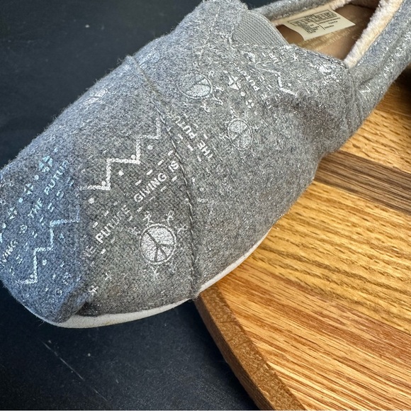 Fleece lined cozy Toms flats - women’s size 7.5, metallic silver design, peace - Picture 7 of 9